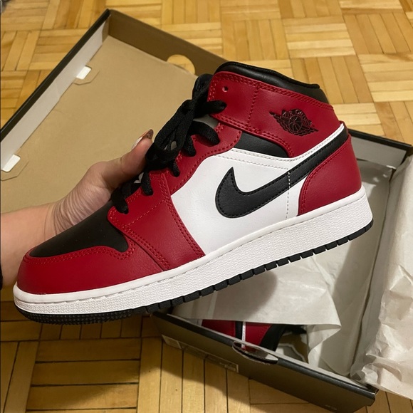 BNIB Air Jordan 1 mid (GS) black-gym red Chicagos 554725 069 6Y: womens 7.5-8 - Picture 2 of 7